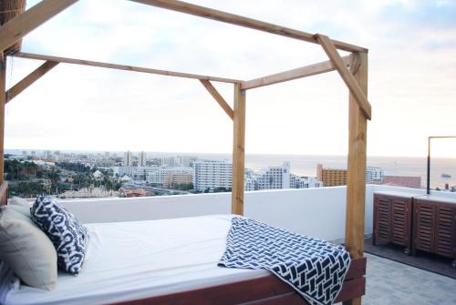 阿德耶Villa Casa Blanca的市景阳台的一张床位