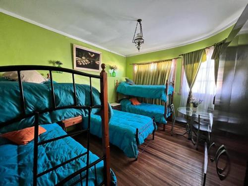 拉塞雷纳Residencial Campo Verde的一间卧室设有两张双层床和一张桌子
