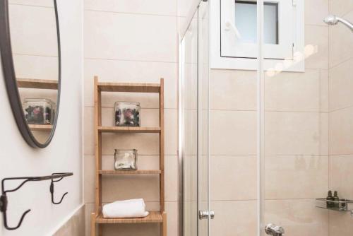 KalidhónVilla Siren的浴室设有淋浴、镜子和架子