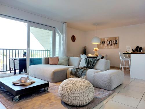 尼乌波特Duplex Villa Capricia appartement met zwembad Nieuwpoort Jachthaven的客厅配有沙发和桌子