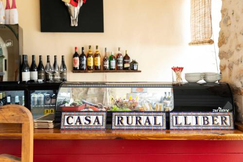 LliberCasa Rural Lliber的吧台上设有鱼缸的酒吧