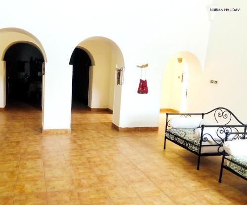 阿斯旺阿斯旺努比亚度假酒店的客房设有两张床,铺有木地板。