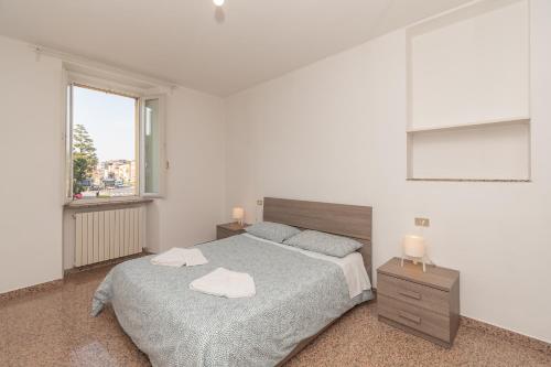 布雷西亚Appartamento Piazza Garibaldi - F&L Apartment的白色的卧室设有床和窗户