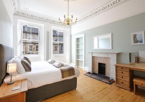 爱丁堡The Newington Residence的一间卧室配有一张床和一个壁炉