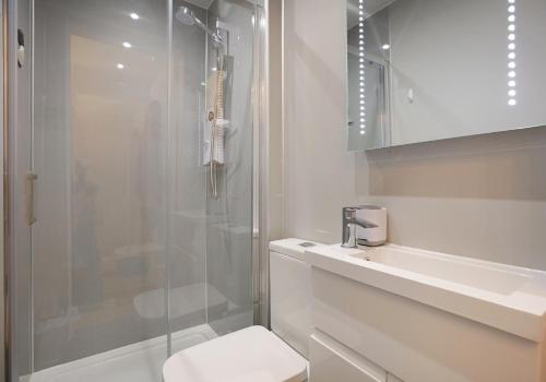 爱丁堡The Newington Residence的带淋浴、卫生间和盥洗盆的浴室