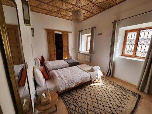 艾济拉勒AdaZen Ecolodge的一间带一张大床的卧室,位于带窗户的房间内