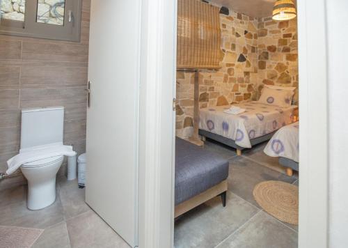 考特索纳里Markos Home的一间带卫生间的浴室和一间带两张床的卧室