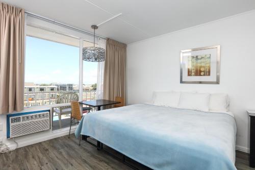 威尔伍德克拉斯特奥岛海滩度假酒店的酒店客房设有床和窗户。