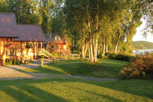 塔尔基特纳Susitna River Lodging, Riverside Cabins的院子前带围栏的小木屋