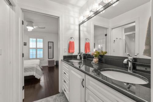 圣奥古斯丁Weeden Cottage的一间带两个盥洗盆和大镜子的浴室