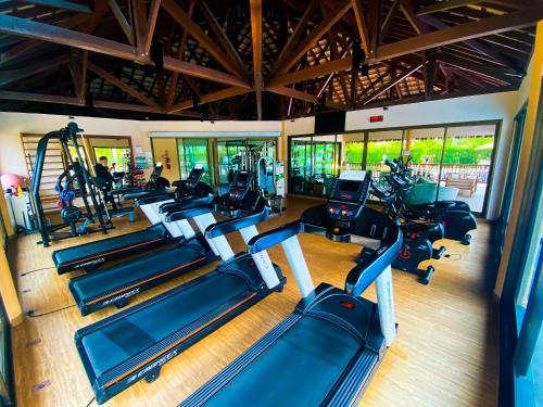 考卡亚Resort VG SUN por Be My Guest!的健身房的顶部景观,配有跑步机