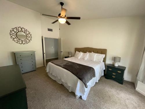 谢拉维斯塔Vista Retreat - Country Club Estates的一间卧室配有一张床和吊扇