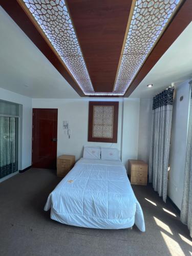 阿亚库乔Hotel Residencia SOGU的一间卧室设有一张带木制天花板的大床
