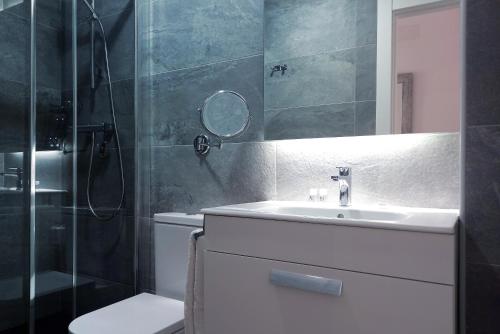 马德里马德里乌胡套房旅馆的浴室配有卫生间、盥洗盆和淋浴。