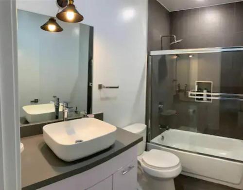 洛杉矶4BR Townhouse in Mid City的浴室配有盥洗盆、卫生间和浴缸。