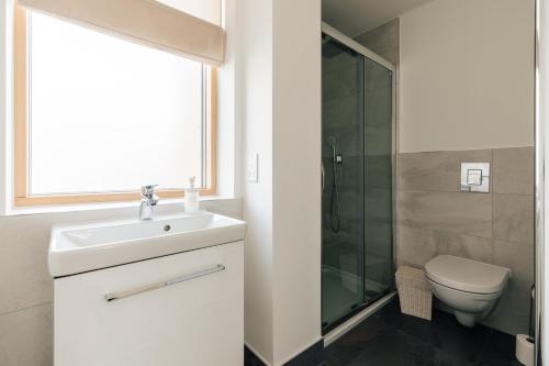布里斯托Redland Stay In Bespoke Home 1 of 2的一间带水槽和卫生间的浴室以及窗户。