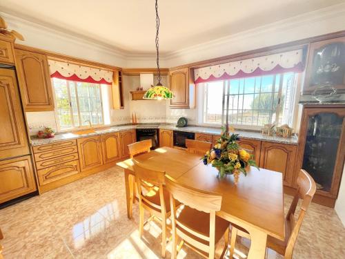 比拉夫洛尔Villa for nature lovers的一个带木桌和椅子的大厨房