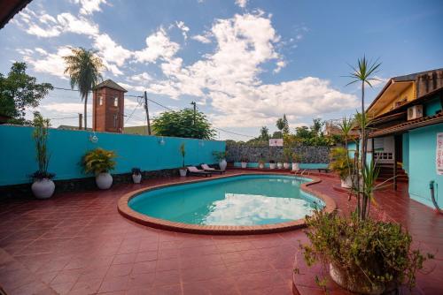 伊瓜苏港罗斯赫勒朝斯旅馆的庭院中央的游泳池