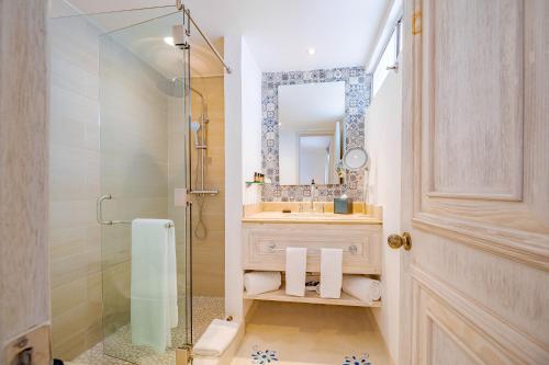 圣何塞德尔卡沃Mar del Cabo By Velas Resorts的带淋浴、盥洗盆和镜子的浴室