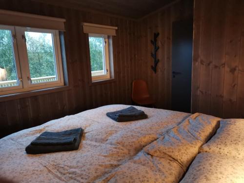 奥尔Sommeren er fin i Hallingdal的一间卧室配有一张大床和两条毛巾