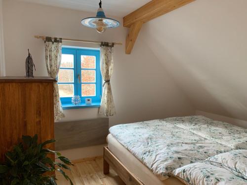 DubáRoubenka Kokořínsko的一间卧室设有一张床和一个窗口