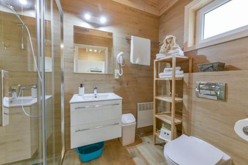 尤斯托尼莫斯基DOMKI ZACHÓD SŁOŃCA w Ustroniu Morskim的浴室配有卫生间水槽和淋浴。