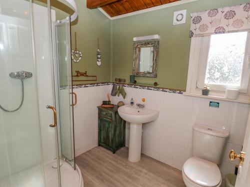 塔特舍尔Lakeside Lodge Retreat的浴室配有卫生间、盥洗盆和淋浴。