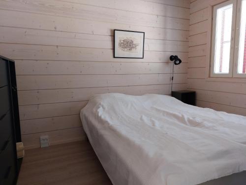 阿卡斯洛姆波罗Villa Ruskamaja的卧室配有白色的床和窗户。
