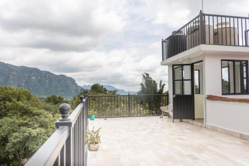 迪坡斯特兰CASA ANTARES的带阳台的度假屋,享有山景