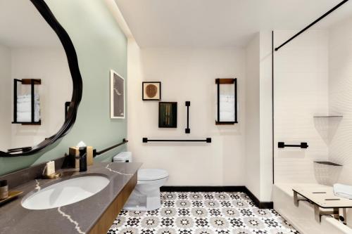 西尔弗索恩Indigo - Silverthorne, an IHG Hotel的一间带水槽、卫生间和镜子的浴室
