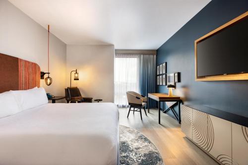 西尔弗索恩Indigo - Silverthorne, an IHG Hotel的配有一张床和一张书桌的酒店客房