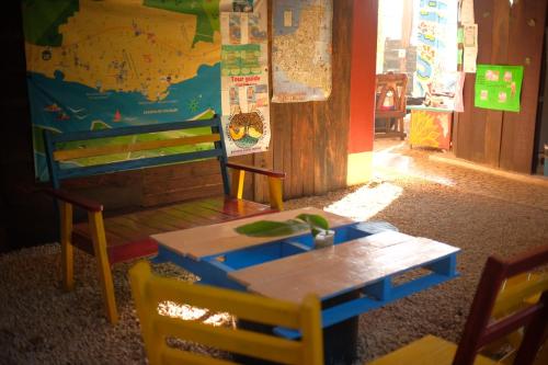 巴卡拉尔Near Lake Hostal的墙上有地图的教室里的桌椅