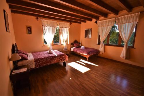 卡哈马卡Los Jardines de Teresa的客厅设有两张床和两个窗户。