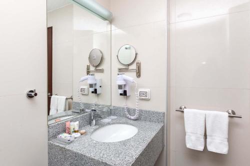 阿雷基帕安迪纳阿雷基帕广场精选酒店的一间带水槽和镜子的浴室