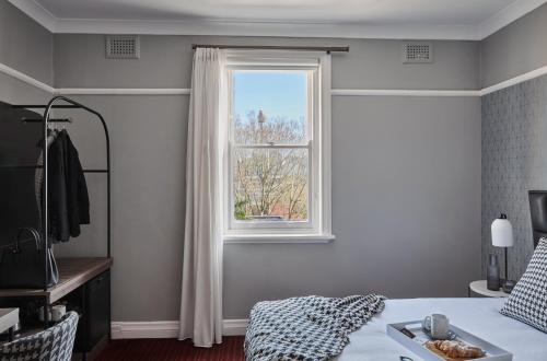 悉尼No 9 Springfield的一间卧室设有一张床和一个窗口
