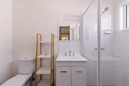诺拉Spring Cottage的白色的浴室设有水槽和淋浴。