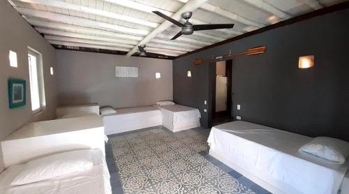 圣维罗尼卡KokohauBungalows的客房设有三张床和吊扇。