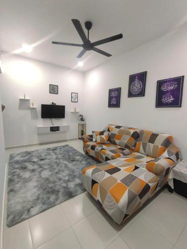 科亚D'Nenas Homestay Kijal的带沙发和平面电视的客厅