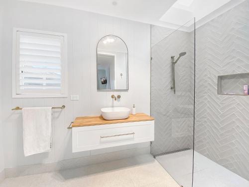 MoffatdaleLusso Retreats的白色的浴室设有水槽和淋浴。