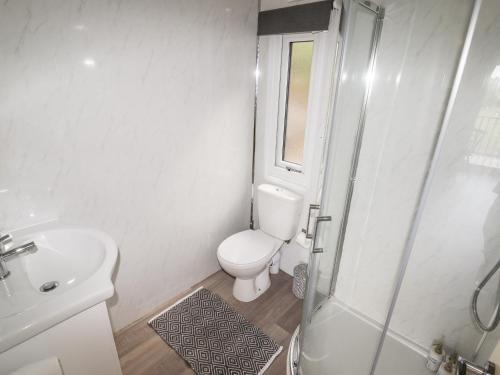 里辛Celyn的白色的浴室设有卫生间和水槽。