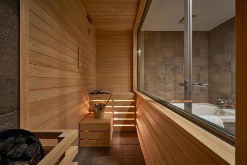松山Hotel Lepo Chahal的带浴缸、卫生间和盥洗盆的浴室