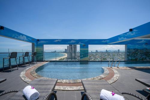 岘港Nguyen Gia Hotel的一座大楼顶部的游泳池