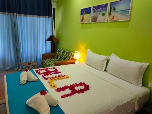 南迪Nadi Fancy Hotel的一间酒店客房,床上摆放着鲜花