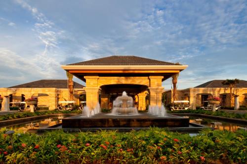 三亚三亚海棠湾万达瑞华度假酒店的一座建筑物前的喷泉