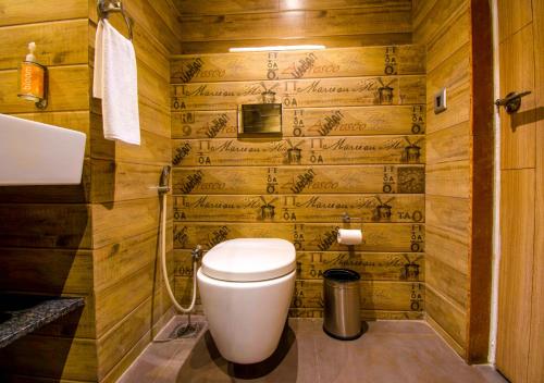 海得拉巴Bloom Hotel - Gachibowli的一间带卫生间和木墙的浴室