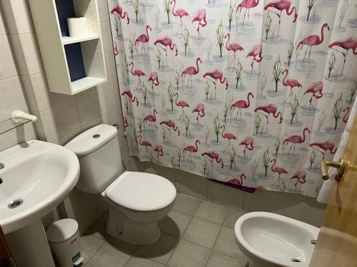 埃斯波特Apartamento a pie de pistas de Espot ZZ House的浴室设有卫生间和粉红色的火烈鸟淋浴帘