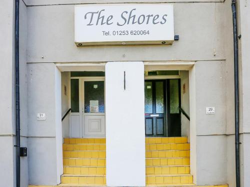 布莱克浦OYO The Shores Hotel, Central Blackpool的一间商店,有两扇门和一个读商店的标牌