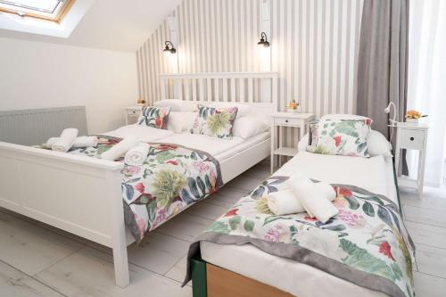 尼赖吉哈佐Villa Rose Garden的一间卧室配有两张床和两把椅子
