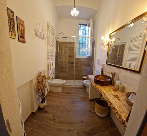 博洛尼亚Minimal Chic House的一间带水槽、卫生间和淋浴的浴室