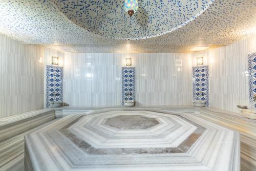 安塔利亚城市动态酒店的一间位于客房中间的大浴缸客房